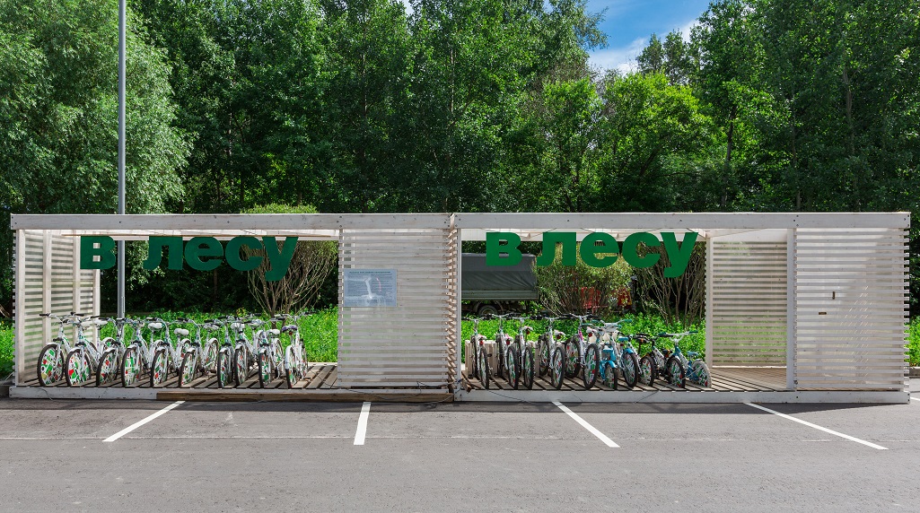 Велосипедная парковка в комплексе Микрогород в лесу