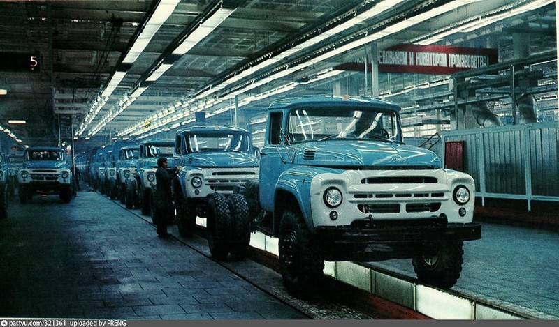 ЗИЛ-130 в автосборочном корпусе. 1977 год: амо, завод, зил, зис