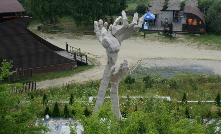 Памятник у Шахты Анна