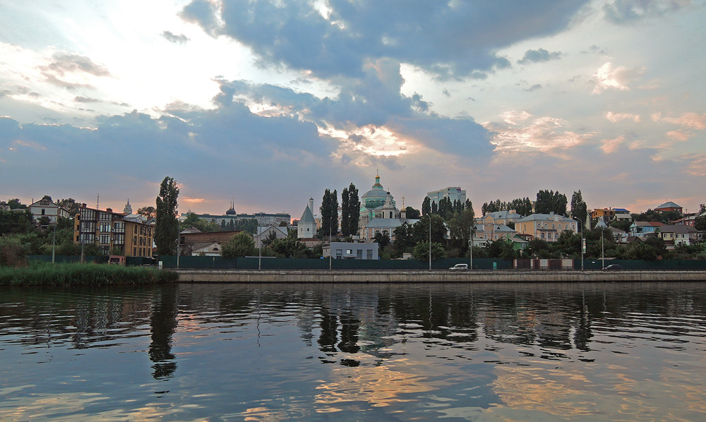 Вид с водохранилища на Алексиево-Акатов монастырь. Центральный район