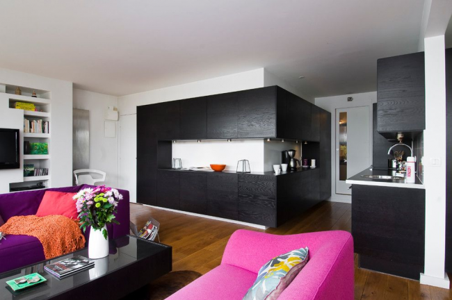 Яркие раскладные диваны в дизайне однокомнатной квартиры