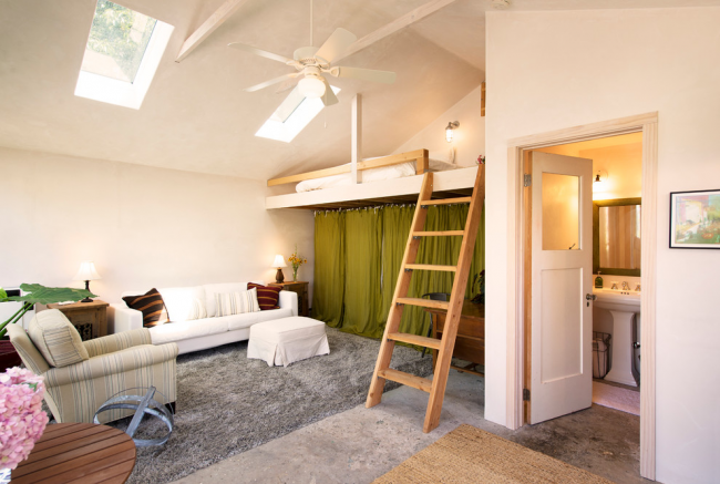 Если у вас не сильно низкие потолки, вы можете создать второй этаж для спального места