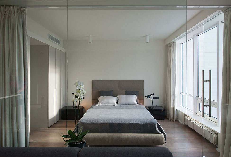 Спальня за стеклянной перегородкой в московской квартире