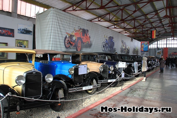 Первый зал музея с зарубежными ретро автомобилями