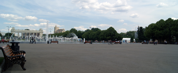 Площадь с фонтаном в Парке Горького