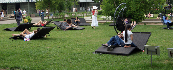 Изогнутые подстилки для отдыха в Парке Горького