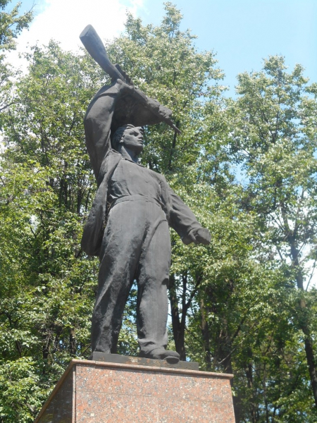Памятник в Перовском парке