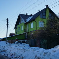 Зелёная двухэтажка