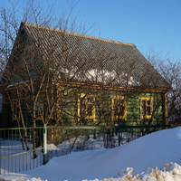 Зелёный бревенчатый дом