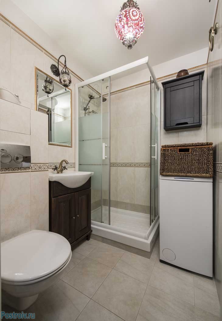 В такой маленькой ванной комнате удалось разместить душевую кабину и подвесной унитаз. Фото