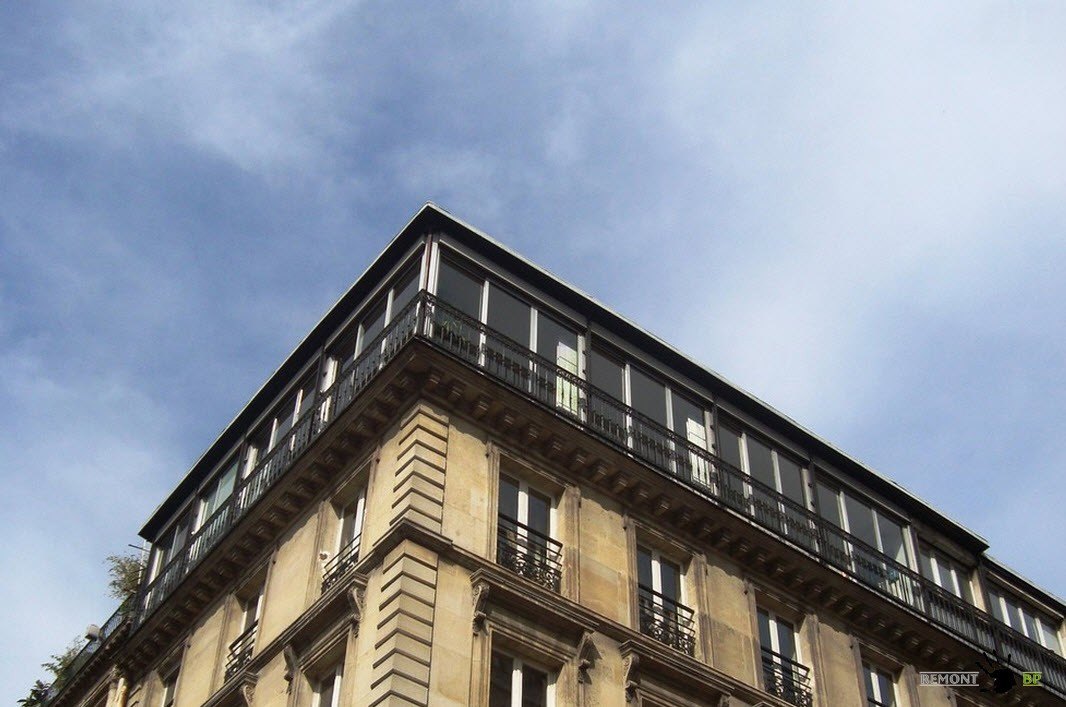 Квартира с панорамными окнами на верхнем этаже здания