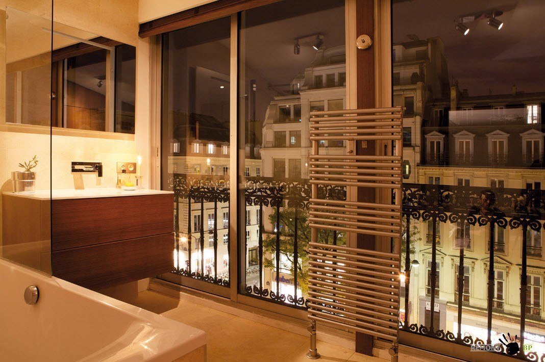 Интерьер ванной комнаты с панорамными окнами