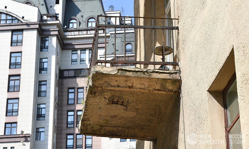Балкон четырехэтажного жилого дома в Панфиловском переулке в Москве, включенного в программу реновации