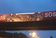 На Минском шоссе растянули баннер с призывом спасти дольщиков ЖК «Изумрудная долина»