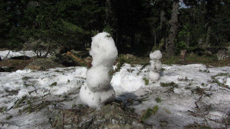 Снеговик из июньского снега. Откликной гребень