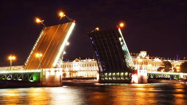 Ночная точка зрения Дворцового моста. Санкт-Петербург, Россия — стоковое фото