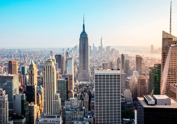 Манхэттен вид с вершины скалы. Эмпайр Стейт Билдинг и нижнем Манхэттене. Нью-Йорк Сити — стоковое фото