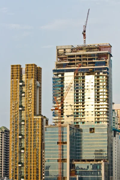 Kyscraper офисная башня под строительство в городе Бангкок — стоковое фото