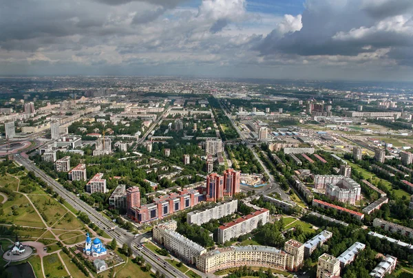 Вид с воздуха на современных многоквартирных домов, построенных в европейском городе — стоковое фото