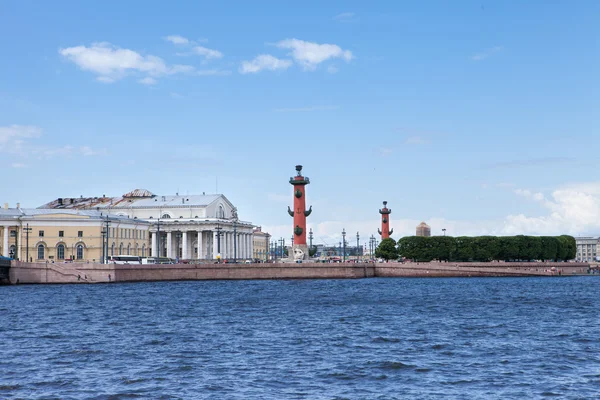 Ростральная колонна на косе Васильевского острова в центре Санкт-Петербурга — стоковое фото