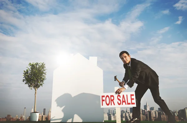 Бизнесмен и продажа недвижимости — стоковое фото