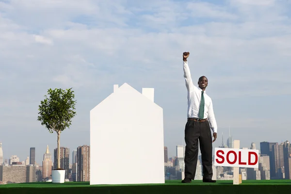 Бизнесмен и продажа недвижимости — стоковое фото
