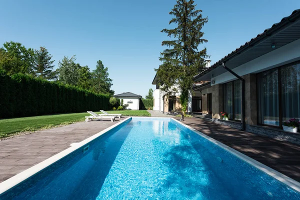 View Modern House Swimming Pool Sunbeds — стоковое фото