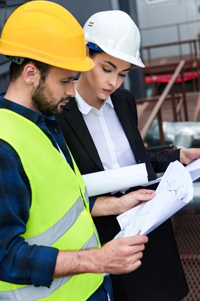 Female Engineer Male Worker Looking Blueprints Construction — стоковое фото