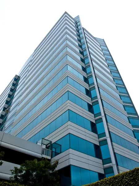 Высотное офисное здание, сделанное из бетона и стекла — стоковое фото