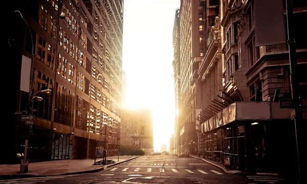 Абсолютно пустой улице в Нью-Йорке рано утром — стоковое фото