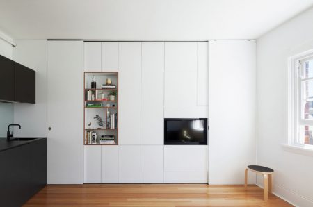 Шкаф белого цвета в квартире-студии