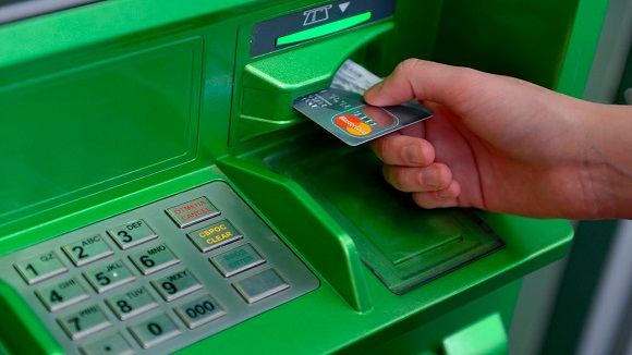 Закрывать кредит в Сбербанке можно, используя банкомат
